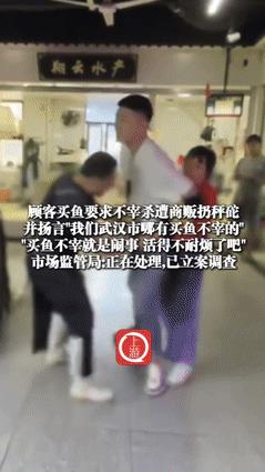 太嚣张了！2025年4月19日，湖北武汉，男子菜场内买鱼要求商贩不宰杀。结果商贩