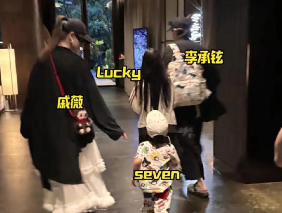 看完朱丹让女儿带弟弟上学，才发现戚薇和李承铉才是真的会平衡二胎儿女的问题。
在戚