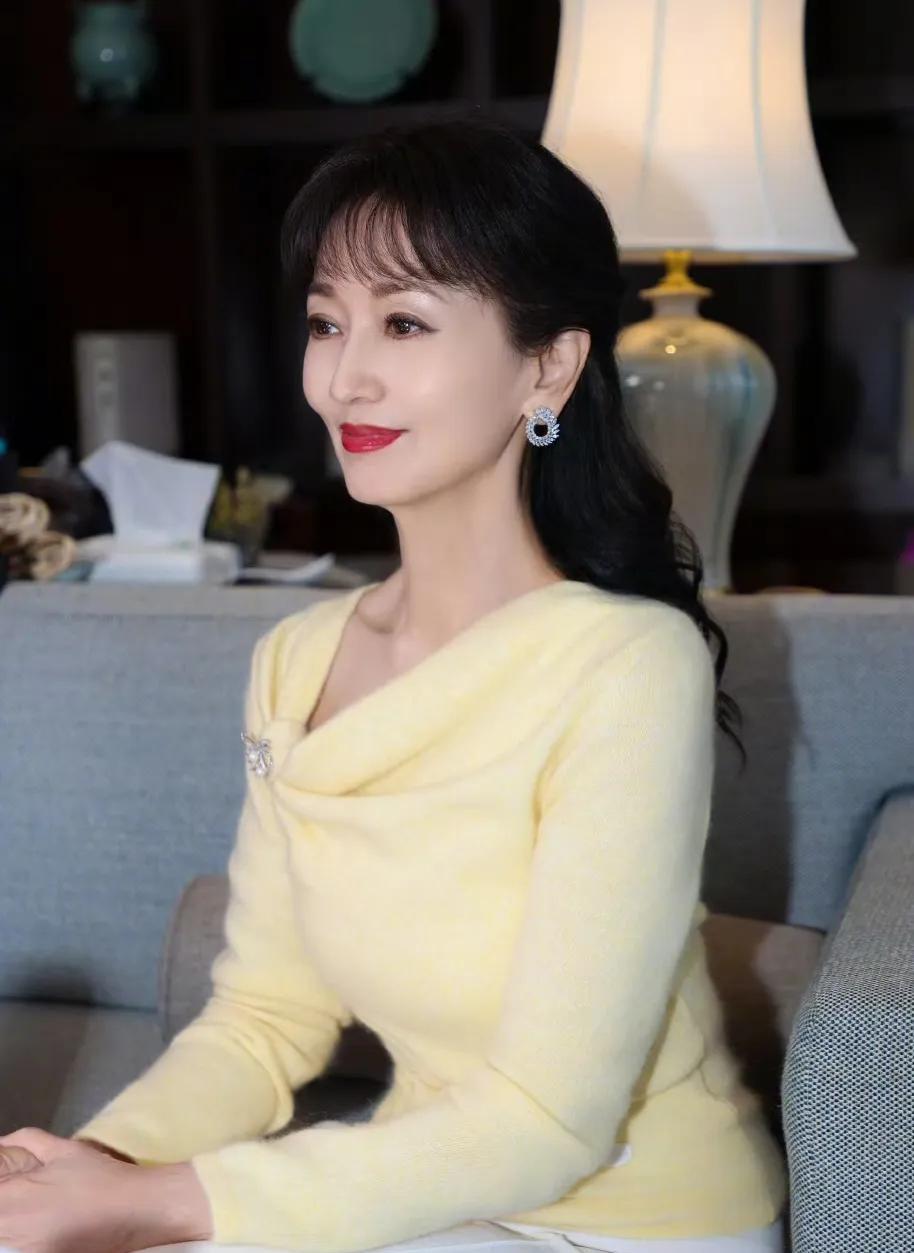都是七旬老人，
虽然有美颜，
但是如果不看脸，赵雅芝也确实整个人更显年轻态。