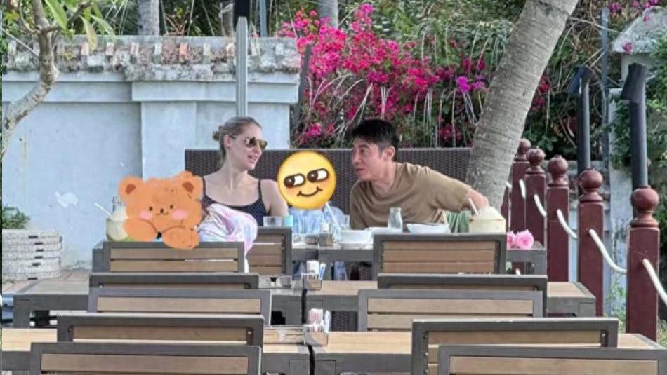 撒贝宁一家四口三亚度假，娇妻穿吊带裙身材高挑，龙凤胎颜值超高