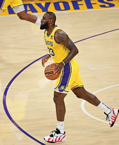 詹姆斯是篮球史上最优秀的决策者，球在詹姆斯手里战术能执行到位，让球员们各司其职，