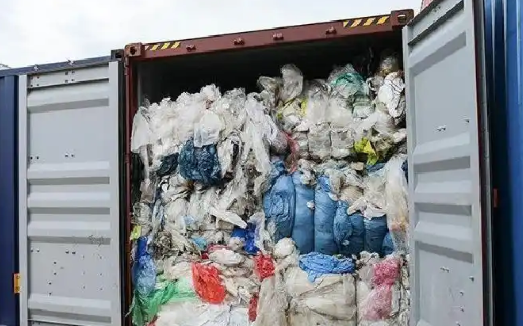 欧美等国家有多无耻？自诩绿色卫士，却偷偷将数万吨洋垃圾运给中国…