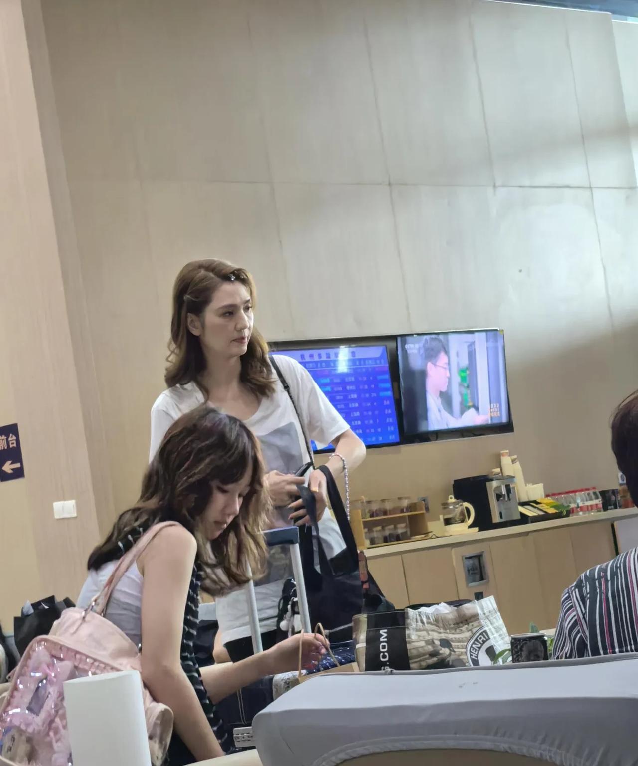 网友在杭州东站偶遇洪欣和她女儿！当天的洪欣状态超绝，又年轻又瘦，完全看不出岁月的