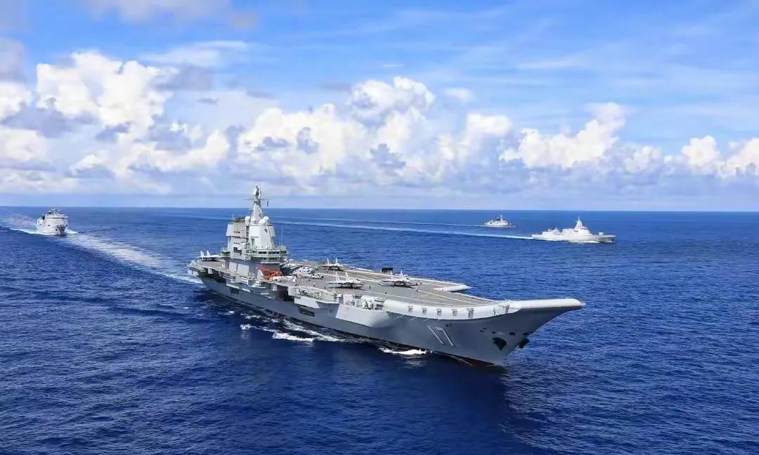 面对英国海军接二连三的挑衅中国直接让山东舰掉头迎接
 今年6月先有英国皇家海军斯