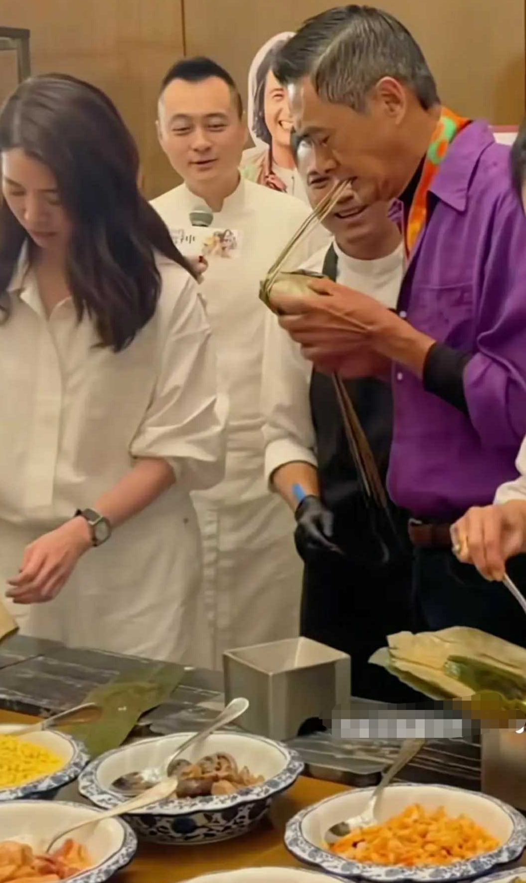 发哥包粽子是很认真的