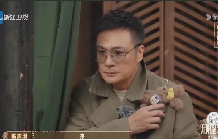 学员互飙演技，吴镇宇吓得抱着枕头跑
学员集体表演，吴镇宇作为导师在一旁配合，还没