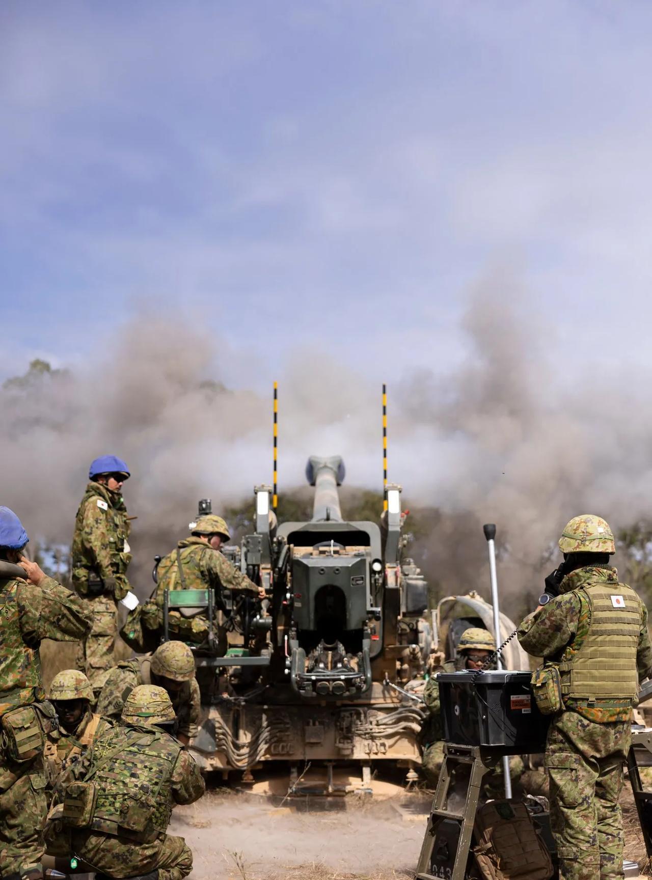 日本陆上自卫队炮兵操作FH70榴弹炮进行射击训练。