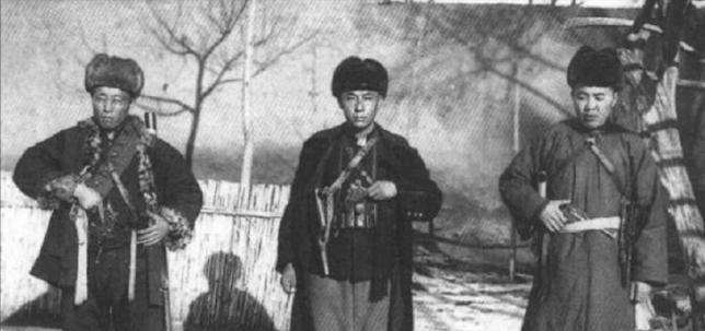 1952年8月，曾发良一家三口正在熟睡中，突然被一阵猛烈的敲门声惊醒。竟是正在被