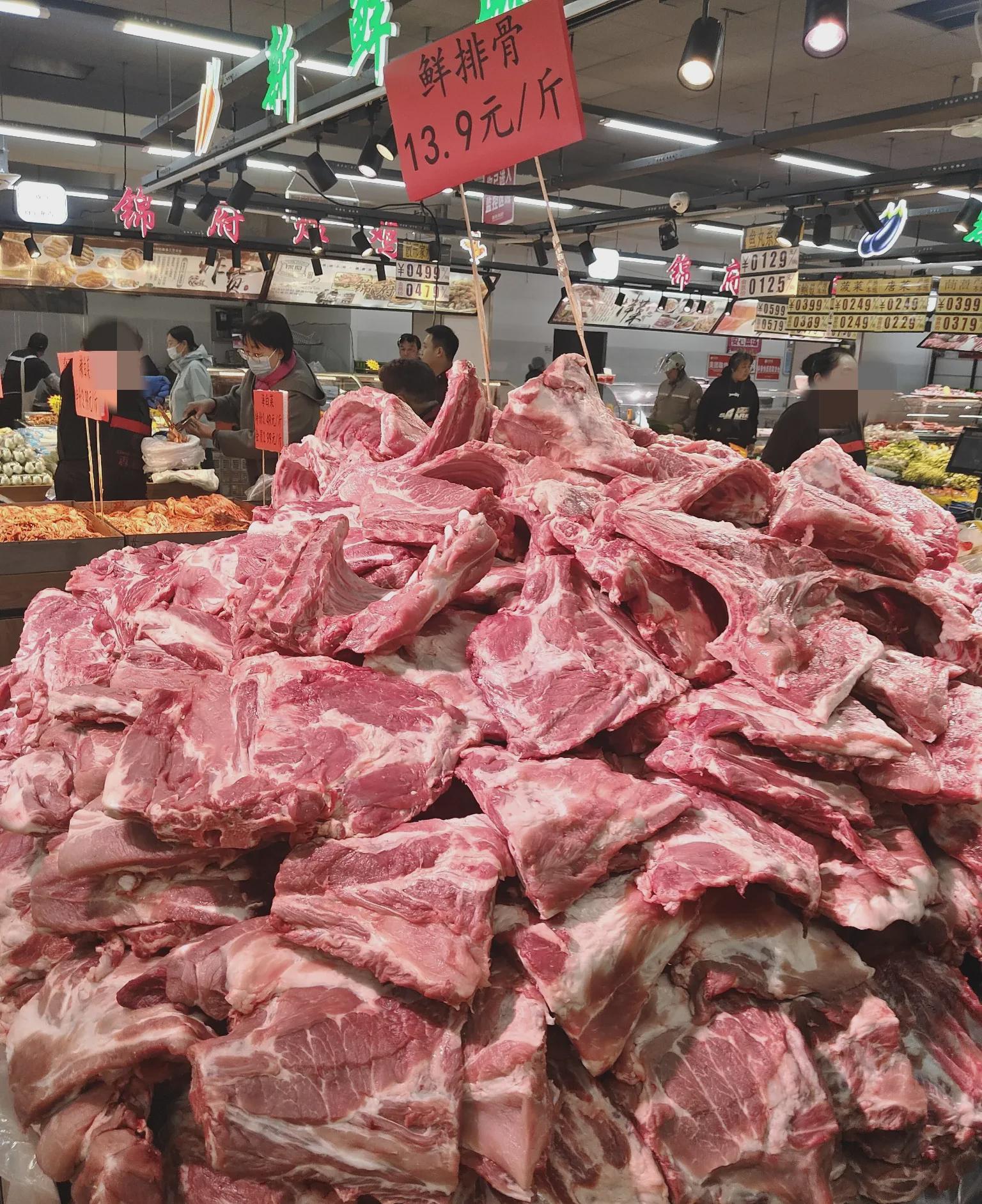 这排骨您敢吃吗？

今日小区超市猪肋排促销，每斤13.9元，如此价格我从未见