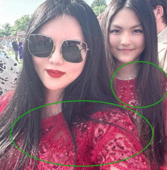 李湘英国看马赛，母女俩穿透视装引热议，被嘲像两个老姐妹
