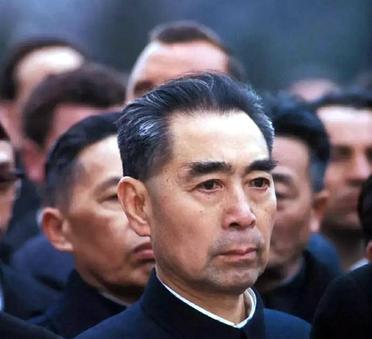 这是任劳任怨，鞠躬尽瘁的周总理。许多人都无法全面的评价周总理。众所周知，毛主席与