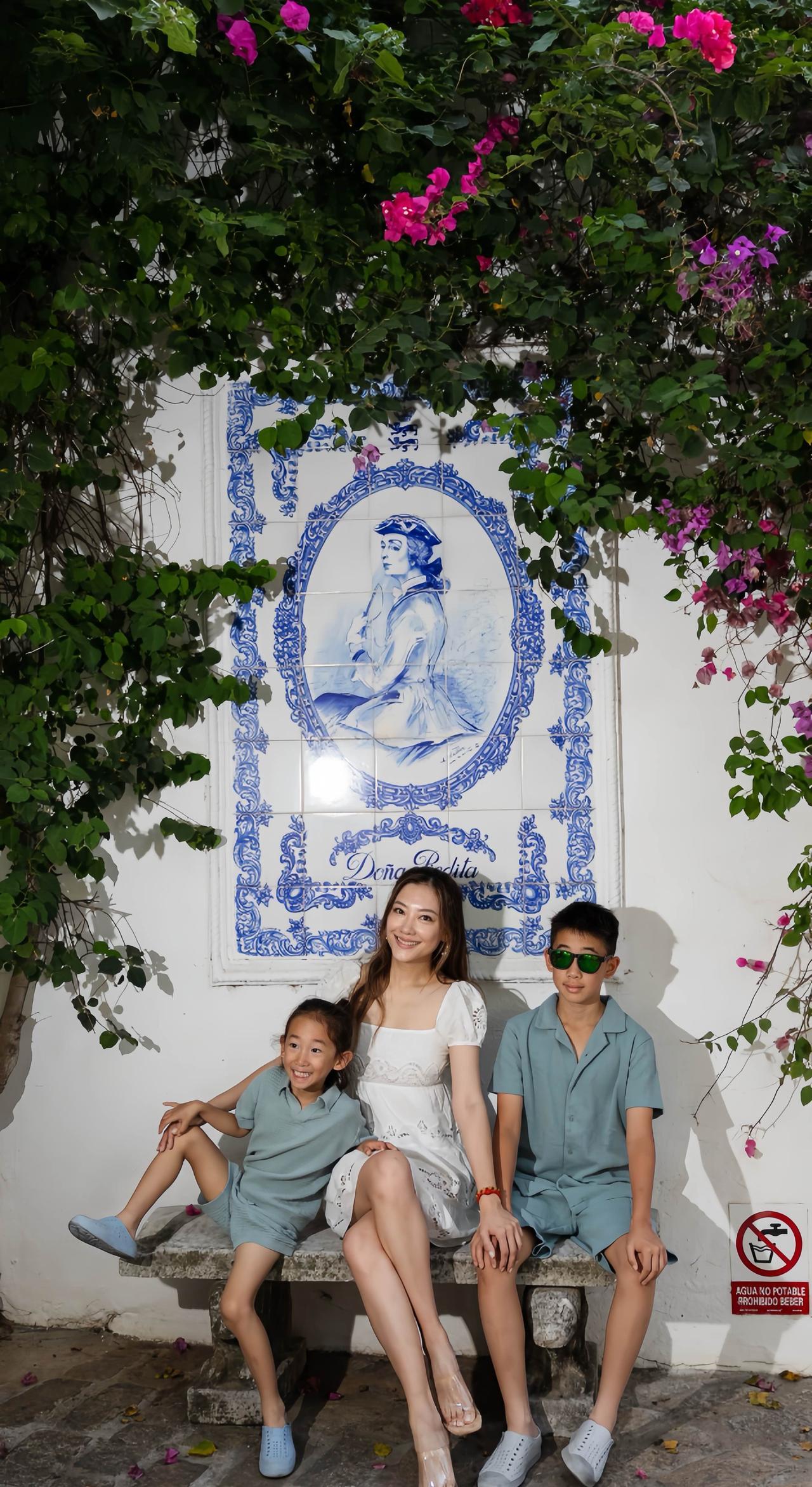 陈小春的老婆孩子近照，两个儿子长得太像爸爸了。
应采儿这么漂亮，如果再生个女儿，