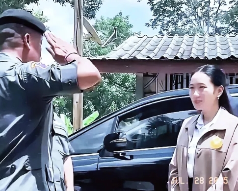 现在的佩通坦，终于可以安心入睡了。
她大概没预料到，在“录音风波”之后亲赴边境与