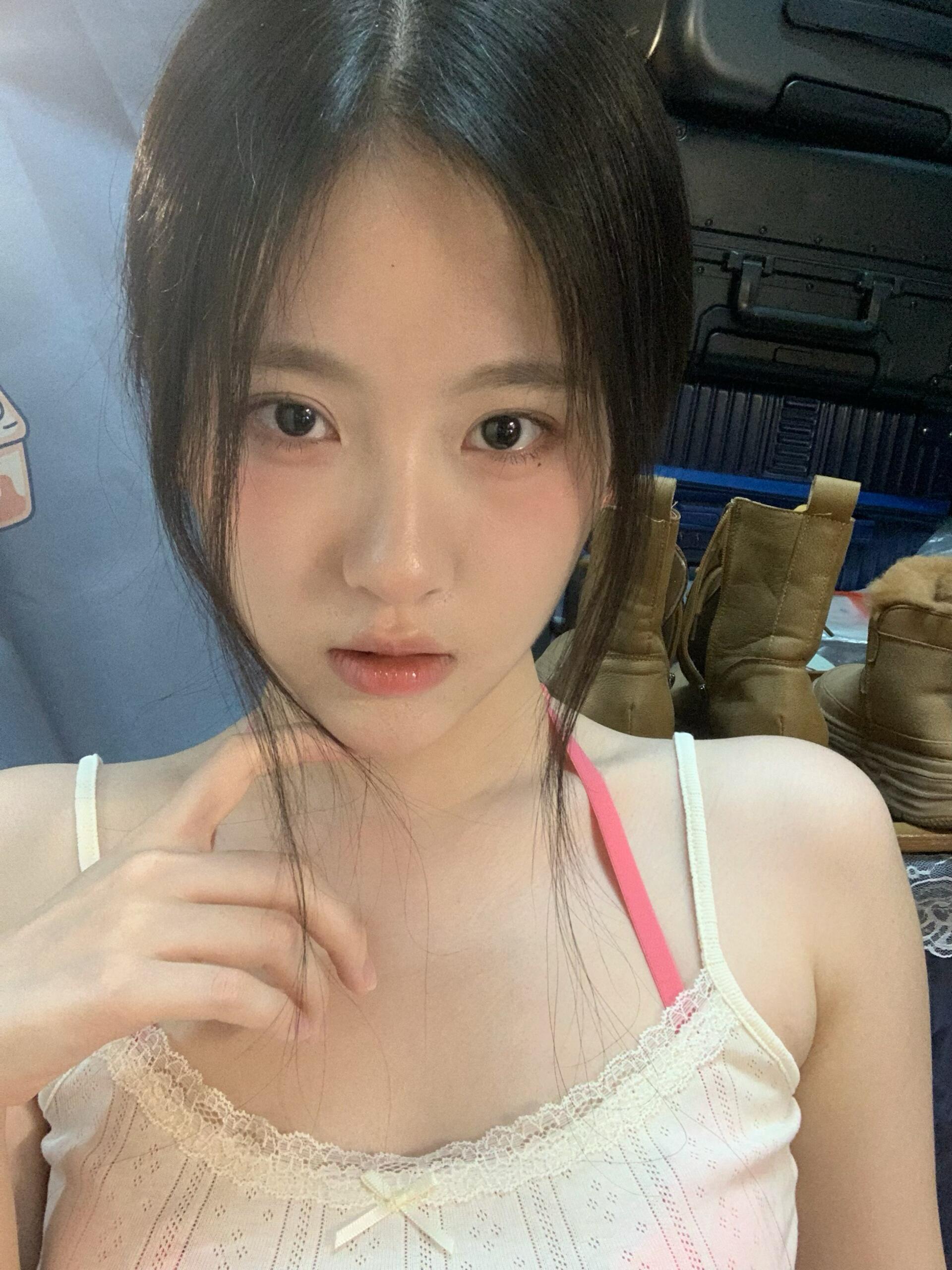 一个在宿舍臭美着，想想今晚吃啥。