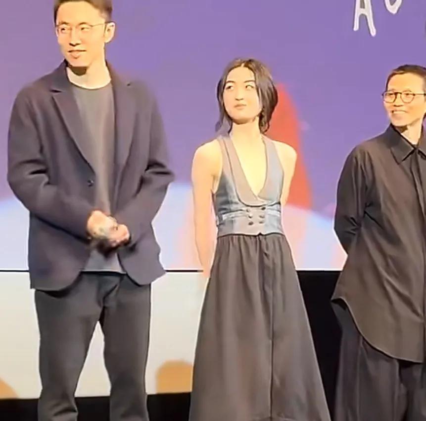 这也太美了吧！
张子枫真的是凭实力逆袭！
在娱乐圈，张子枫的演技在同龄一众小花中