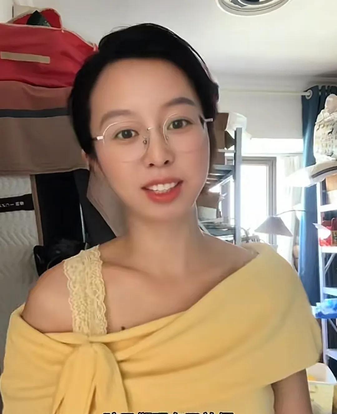 田静今天没有直播，只发了两个小视频！
田静今天穿的很漂亮，专门露出了香肩，连那颗