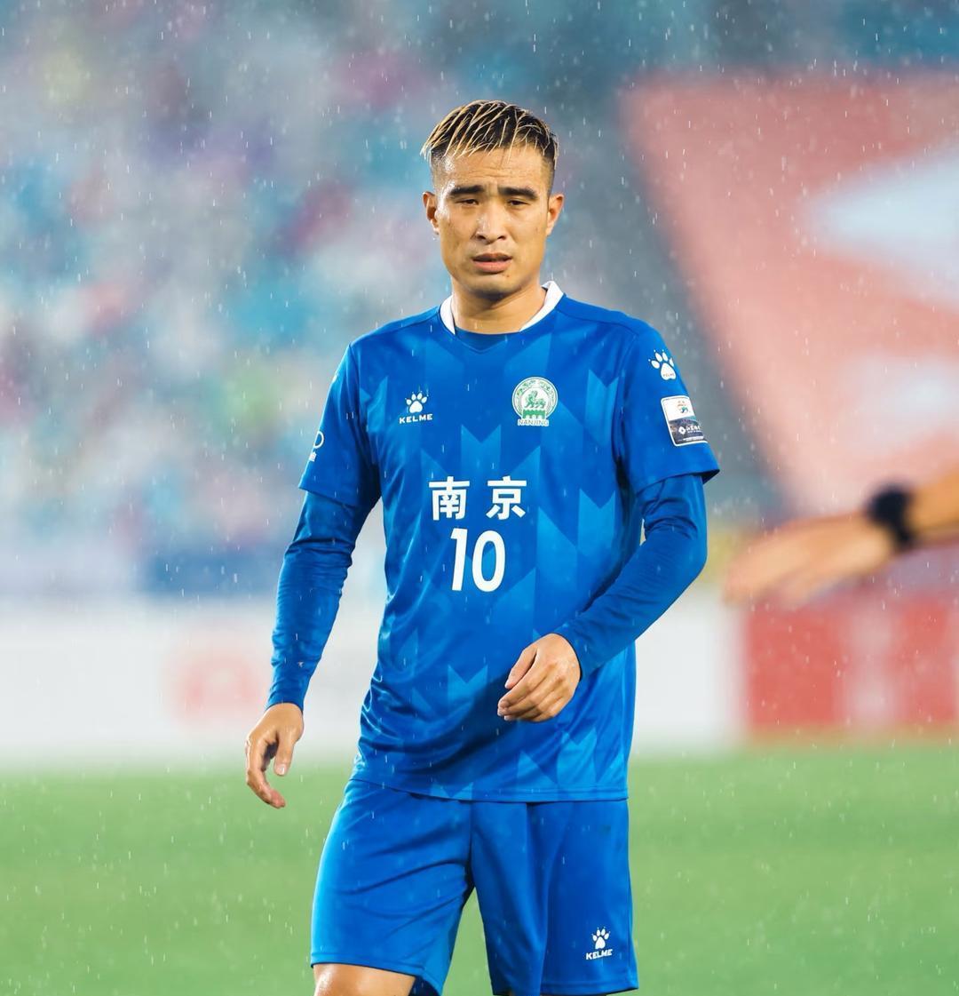 睡不醒黄毛，踢疯了苏超
那一头张扬的黄毛，在苏超的风里，像一团不肯熄灭的火。
小