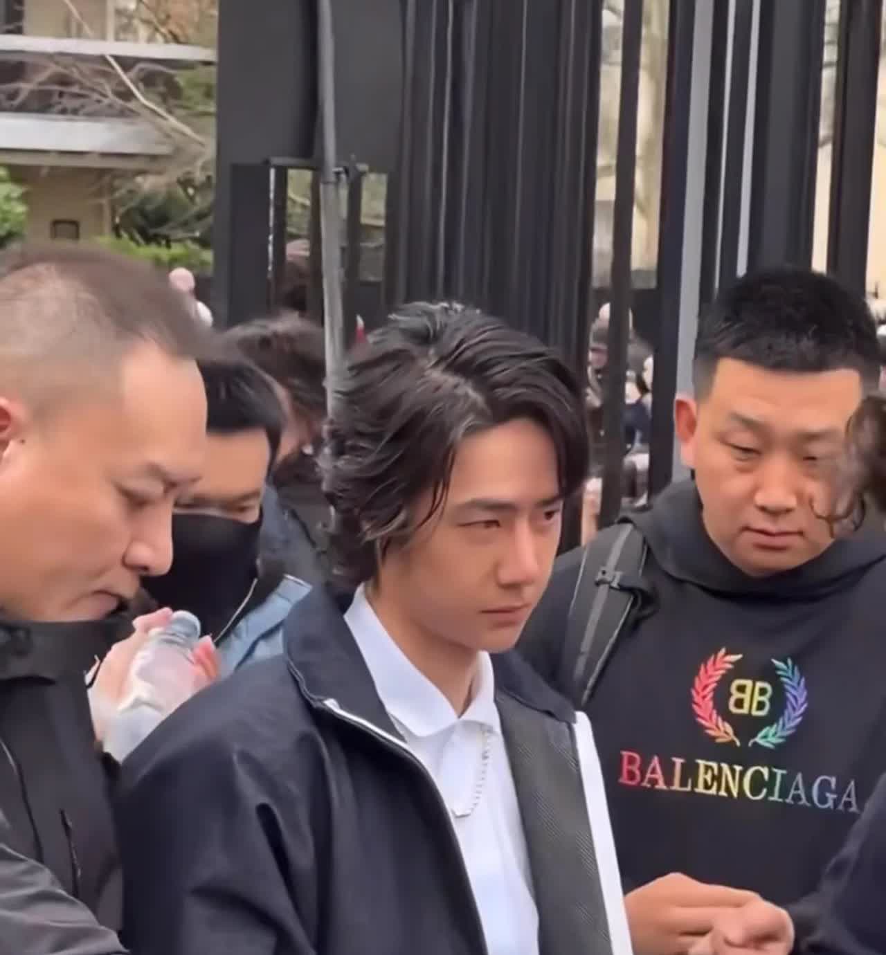 太尴尬了！王一博在巴黎进秀场被拦，一脸懵逼！
这个主办方的人连王一博都不认识[