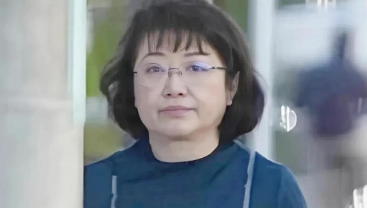 路人镜头下的山口百惠，皮肤松弛，发腮了，身材也臃肿了，再也不像当年那样好看了。