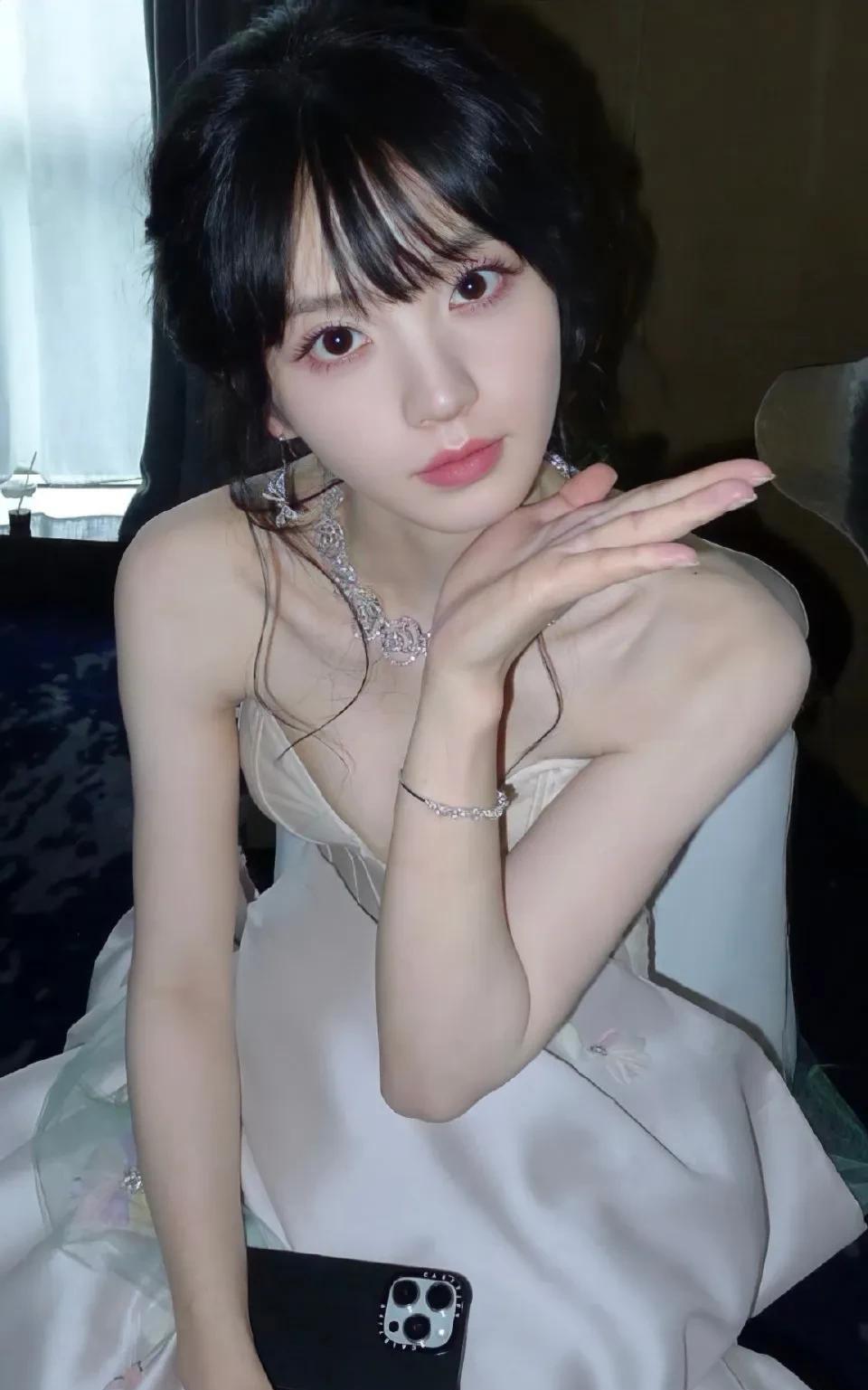 田曦薇抹胸裙装大秀肩颈美，气质温柔如水！甜美优雅并存
