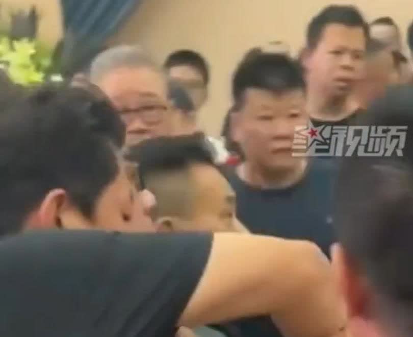 杨少华刚走第二天，
最受宠的儿子杨议终于绷不住了，
在给老爷子送路的时候，
