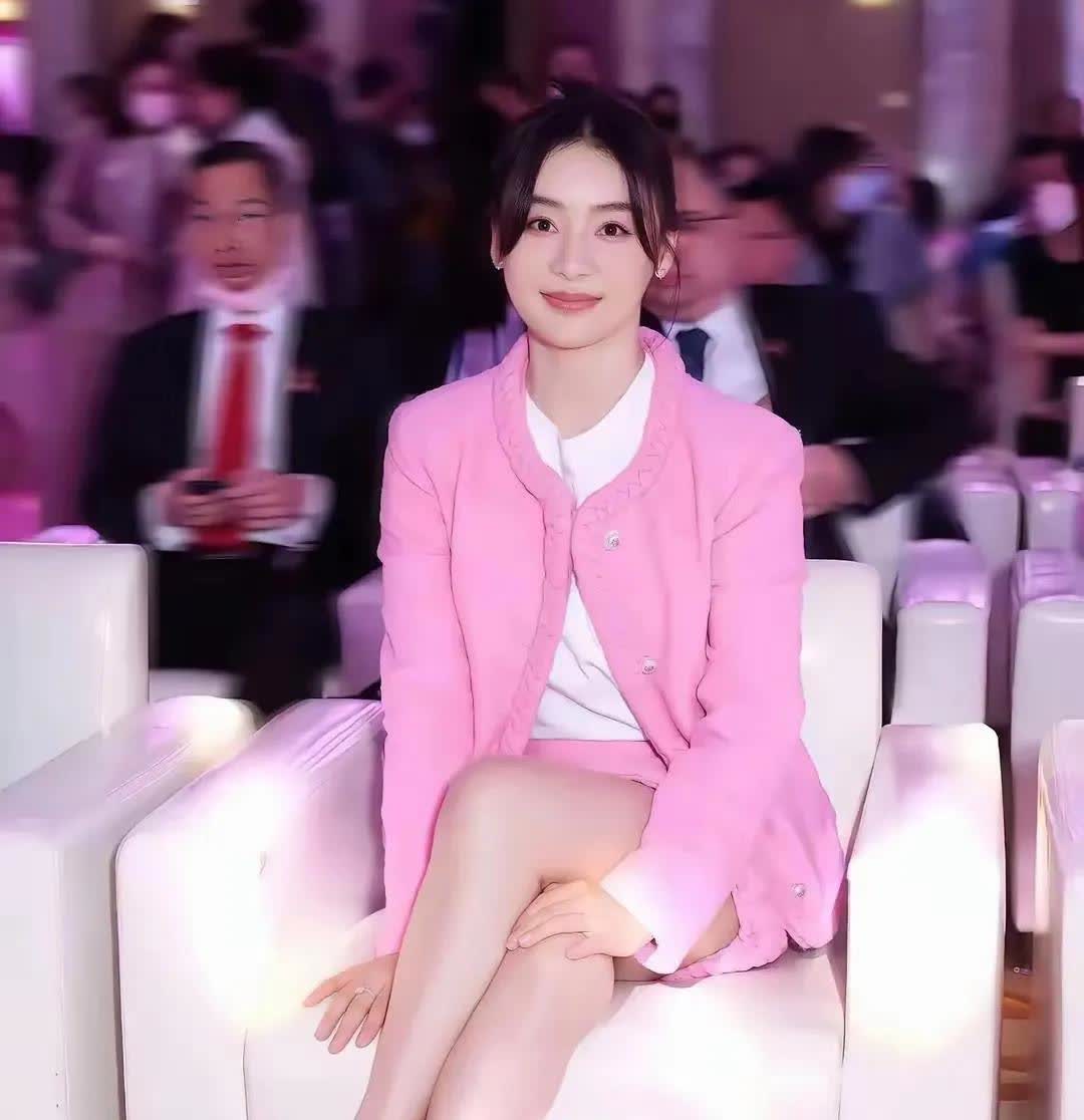 袁姗姗不但颜值高，玉足也这么甜