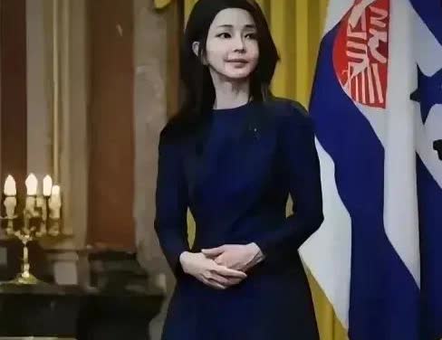 金建希的至暗时刻
尹锡悦此时深陷囹圄，恐再难有出头之日。对于金建希来说也是当头