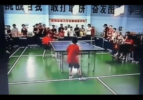 5岁王楚钦！最早的比赛及获奖影像~
哇偶！这真是幼头了~
球桌对面只有一个头的就