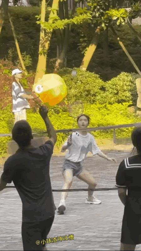 小姐姐，她赢了，同时她也认输了。