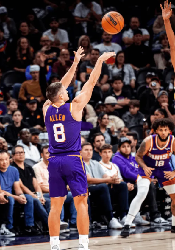 NBA常规赛，太阳今日在主场迎战鹈鹕。
比赛进行到第四节，太阳后卫格雷森-阿伦三