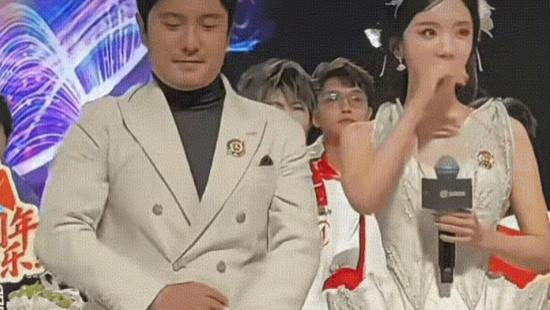 沈腾杨幂互怼现场：这波欢乐我直接“笑不活”