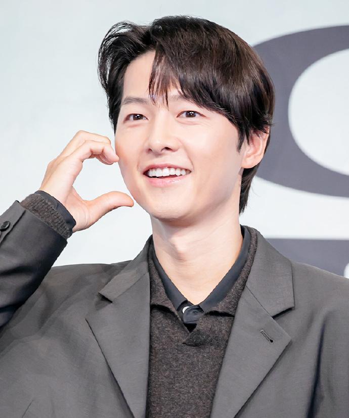 宋仲基二婚真的很幸福，脸圆圆的、眼睛亮亮的。《太阳的后裔》时隔9年后，宋仲基回归