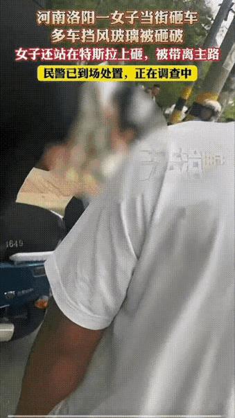“太离谱了！”河南洛阳，一女子当街手里长棍挨个砸正在等红灯的车辆！跳上车顶猛踹，