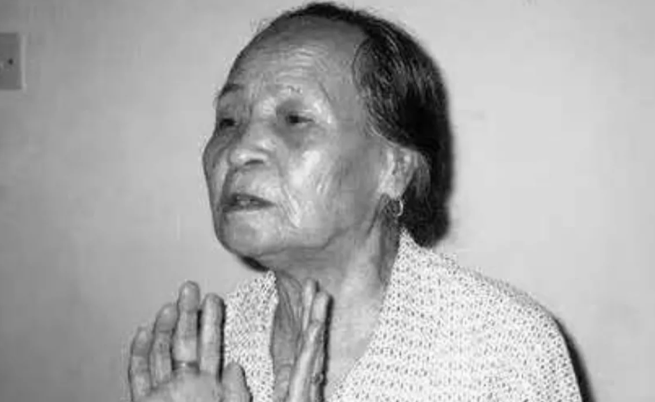 1944年，日军将慰安妇万爱花扔到河边，一条饿犬张开血盆大口扑向她，万爱花绝望的