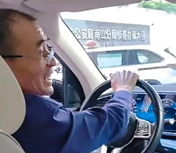 父子相认引爆全网











我的天哪！这世界也太神奇了吧！失散多年的