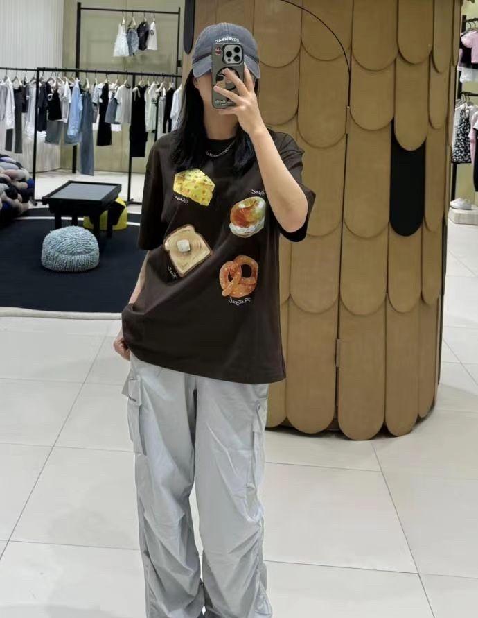 在唯品会无聊翻了下买家秀评论区，现在的年轻女生开始流行买童装，自己穿？这是一种新