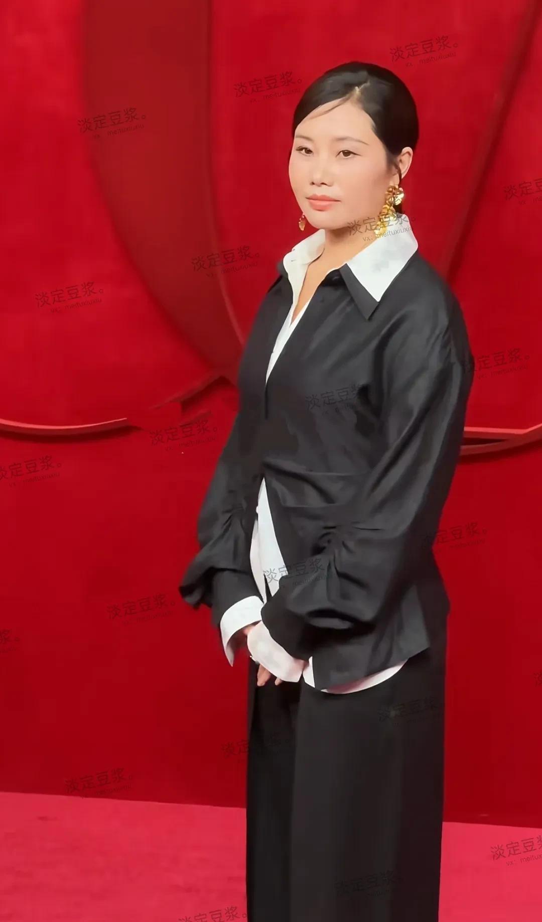 杨妞花亮相芭莎年度派对，她这是要进军演艺圈吗？看她很有明星的既视感，她真的很厉害