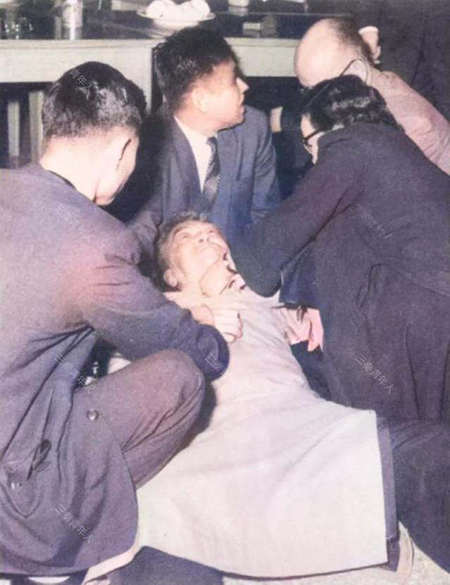 1962年，一代文豪胡适竟被人用一句话给“活活气死”！当时胡适正在一场酒会中致辞