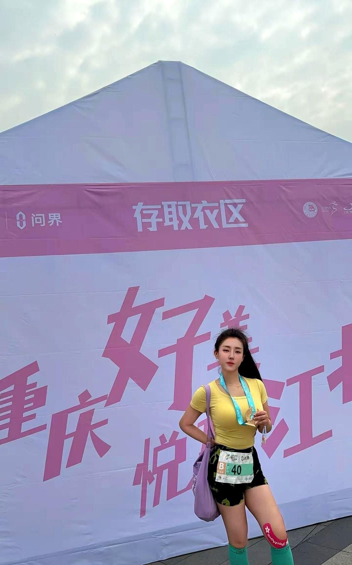 重庆女子半马再现巾帼英豪！昨日落幕的半程马拉松比赛中，一位姑娘凭借顽强毅力，成功