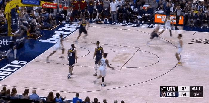 这也行？约基奇后场扔进神奇压哨三分！
在今天NBA常规赛掘金对阵爵士的第二节比赛