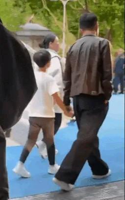 S妈和小s曝怒了，因为小玥儿珠宝疑似出现在海外拍卖行，s妈大喊根本没有见过，简直