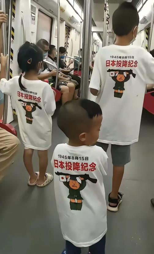 小孩子地铁上穿成这样子合适吗？