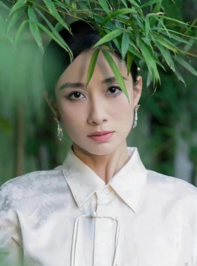 陶昕然离婚了，这消息一出还是挺让人感慨的。结婚十年，说长不长说短不短。从被拍到独
