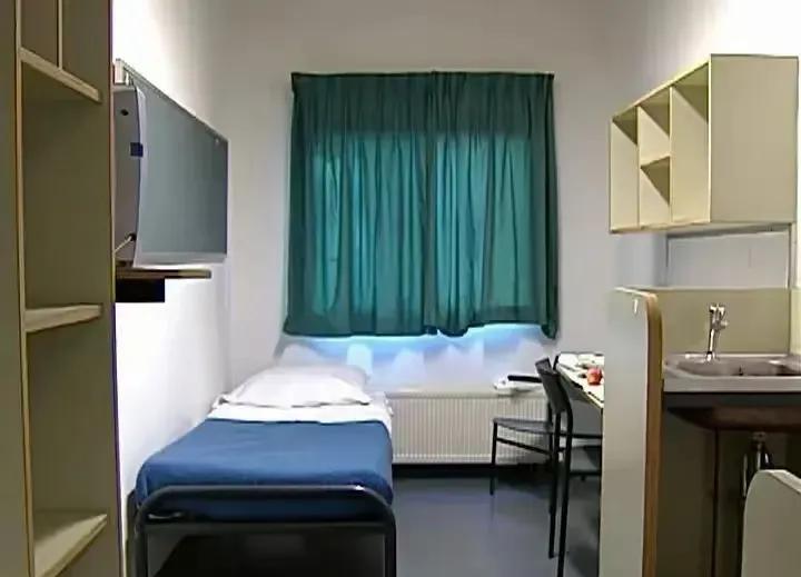 菲律宾前总统，没想到会落得如此下场，“下榻”海牙的居住房间还不错。
对于80岁的