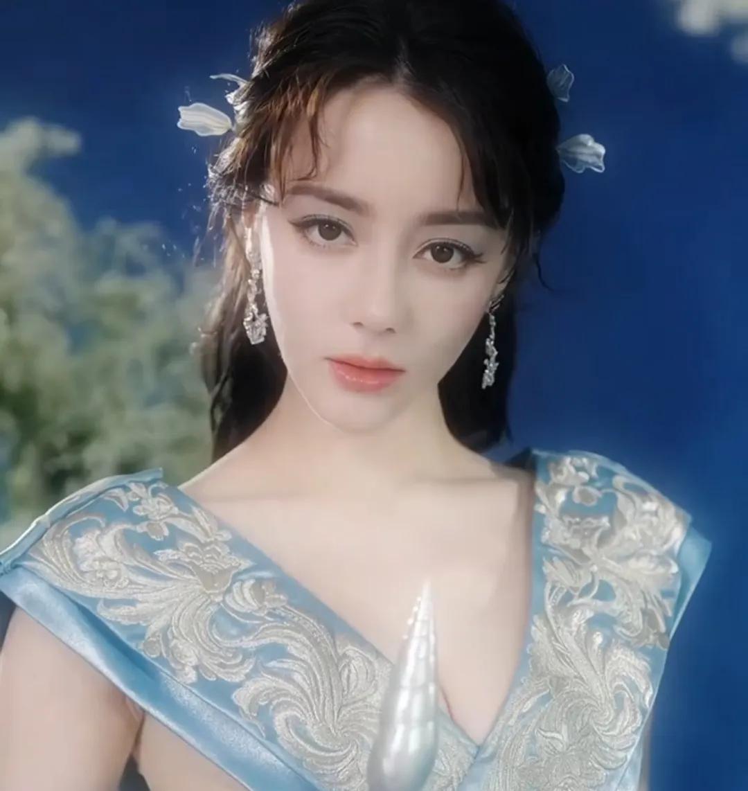热巴这样简单朴素的造型就已经绝美了，特别喜欢这种，从这张图看出她的温柔美丽生活气