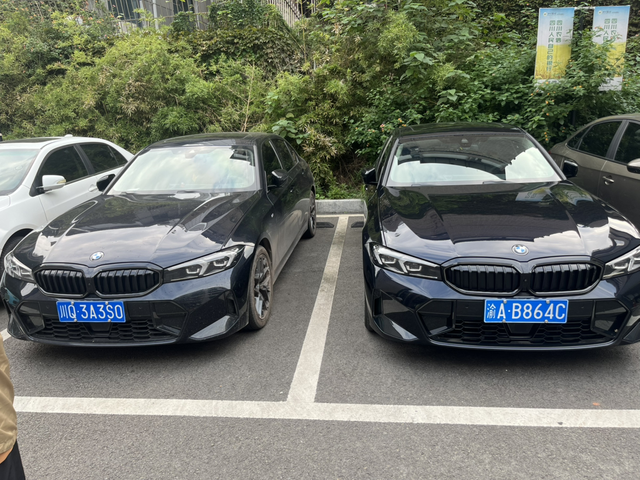 改黑色顶棚
当时很喜欢330i耀夜 可惜小了选了330li耀夜 但是还是很喜欢黑