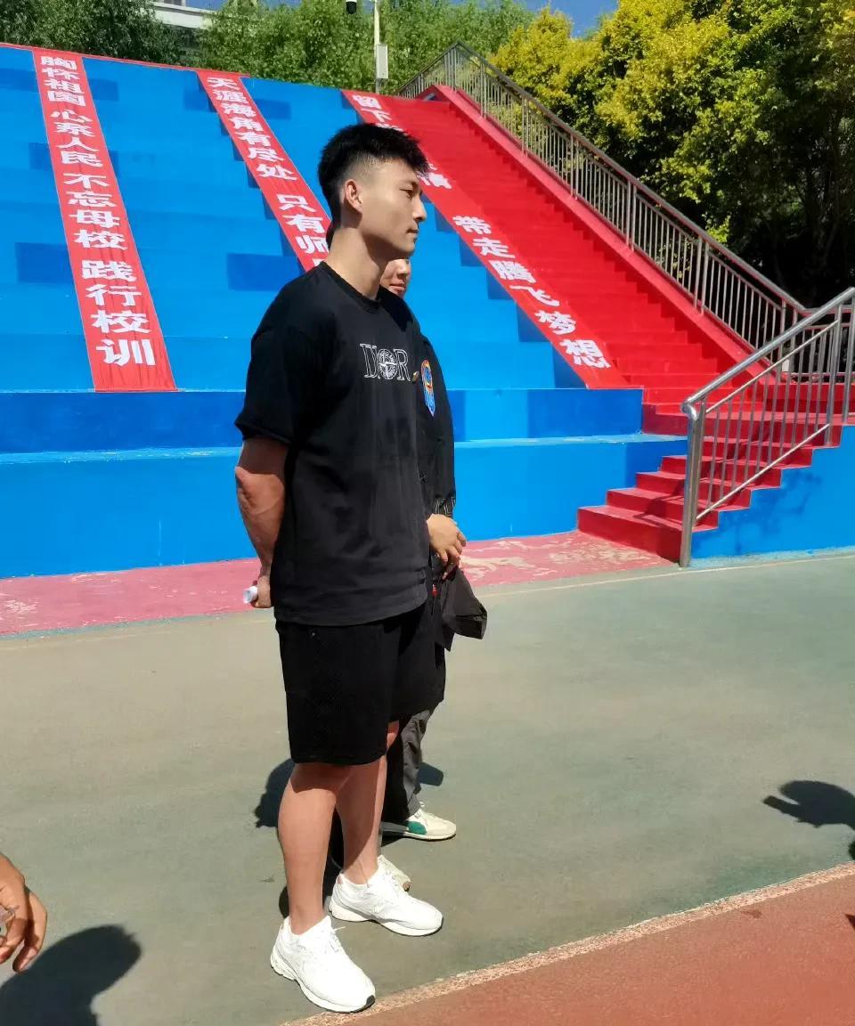 就说辽宁男篮这个流量大不大吧，手帝都能回到辽宁工程技术大学做演讲了，而且还是顶着