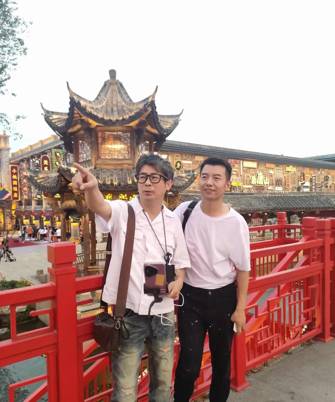 恒苏，以琛关系越走越近，你棒我，我吹你不亦乐乎，俩人认识走到一起也就是这一两年的