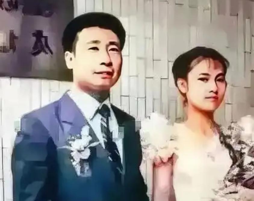1983年，曾叛逃到台湾的飞行员王学成结婚了，在婚礼上，王学成笑得满脸灿烂，开心