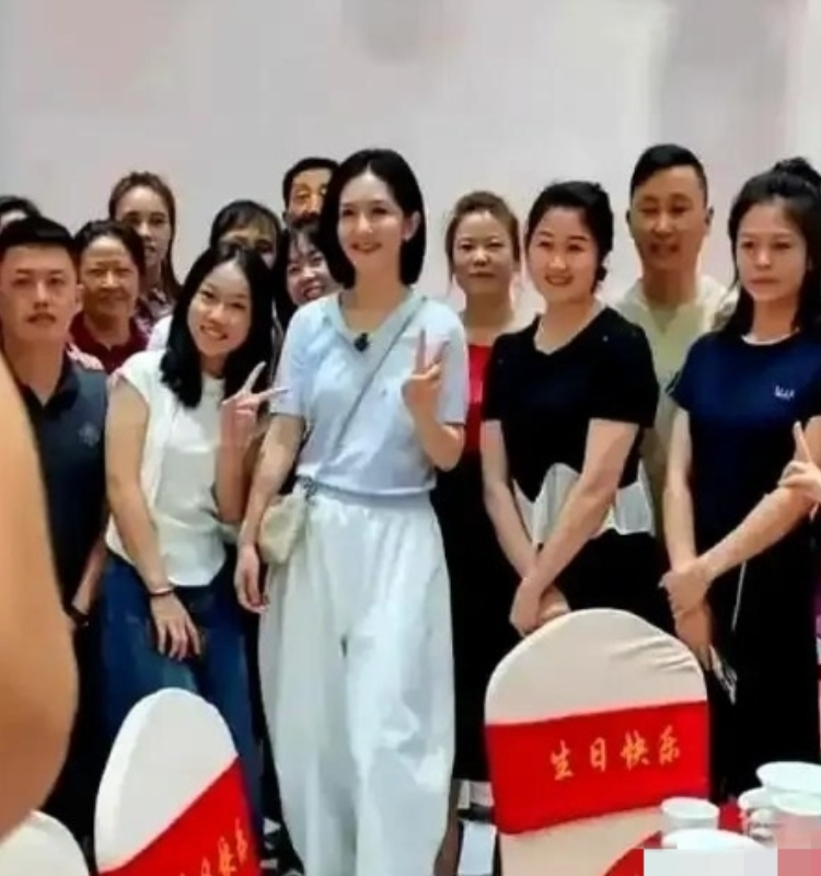 谢娜回村妥妥成了团宠，舅舅寿宴坐C位，跟爸爸长得好像，不愧是综艺搞笑女王，地位可